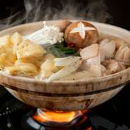 毎朝、鐘崎漁港より直送される鮮魚を使った逸品料理や相撲部屋直伝の『力士飯』が味わえます。本格ちゃんこ鍋はもちろんのこと、相撲部屋で愛された料理はどれも抜群の美味しさ、日本酒との相性も格別です。