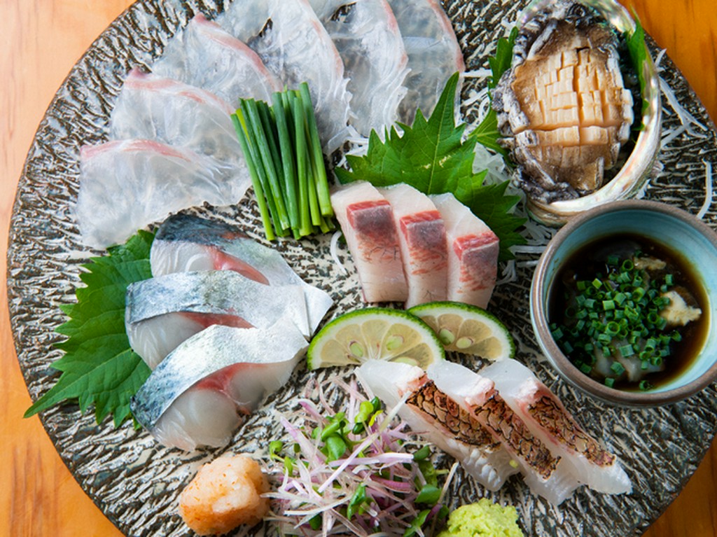 玄界灘で育った魚を贅沢に使った『本日のお刺身盛り合わせ』は旨み凝縮の逸品揃い。