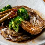 玄界灘で水揚げされる新鮮な魚介が堪能できます。旬の魚介を刺身はもちろん、塩焼きや煮つけなど、好みの調理法で味わえるのはなんとも贅沢。『本格油淋鶏　魚バージョン』もひそかな人気メニューです。