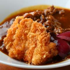 夜のコースの〆の一番人気は、料理長の自信作『カツカレー』