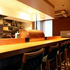 これまでのとんかつ店とは一味違う、高級感も漂う店内