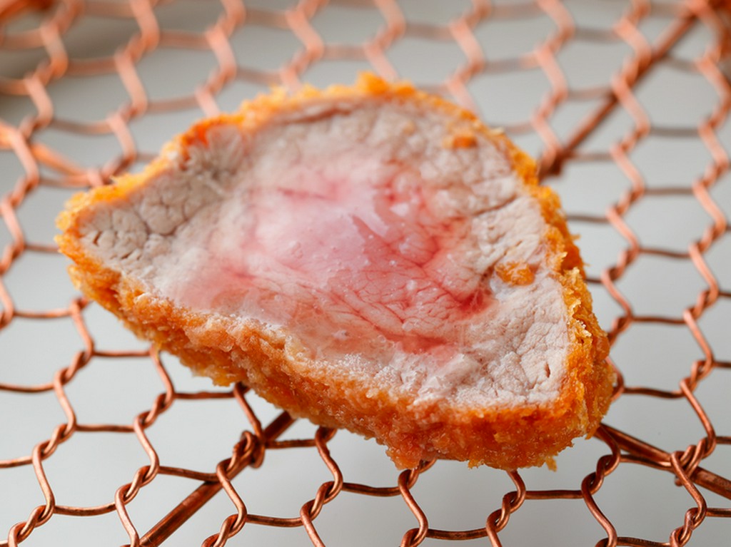 その柔らかな肉質と、ジューシーさに感動必至。絶妙な揚げ加減で仕上げられた『ひれかつ』