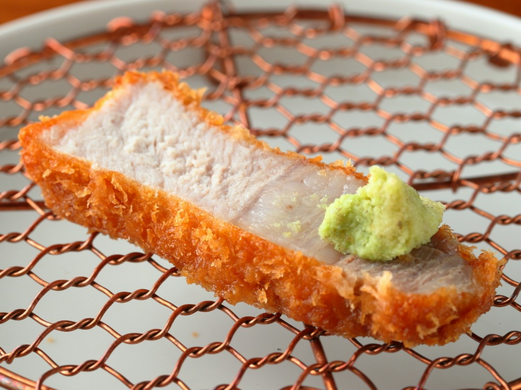 旨味の強いロース肉に、おろしたてのわさびを添えて。さっぱりとした味わいでいただける『ロースかつ』
