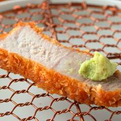 旨味の強いロース肉に、おろしたてのわさびを添えて。さっぱりとした味わいでいただける『ロースかつ』