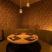 まぁるく可愛い円卓は、ナイショ話が好きな女子にとってはぴったりです。今夜は、料理に合わせて飲みやすい「生フルーツカクテル」をオーダーし、最後は『パンケーキ』で決まり！