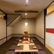 掘りごたつ席は、4名様テーブルが2つ並べられており最大10名様まで着席可能。また、22名様まで一堂に介することができるテーブル席も用意されているので、宴会も気軽に開けます。