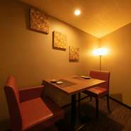 ロマンチックなシチュエーションを壊さないために、ロールスクリーンで周囲からの視線を遮ることができます。せっかくのデートを楽しむふたりに、無粋な真似はしないように…。