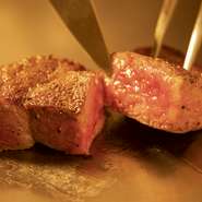 A5・A4ランクの倉石牛サーロインを使い、塩・胡椒のみで味付けすることにより、脂の甘みや赤身の美味しさを最大限引き出しています。鉄板焼きにすることで表面に焼き色を付け、旨味を閉じ込めています。