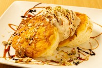 期間限定だった商品が、大好評で通常メニューの仲間入り！
パリパリ食感のナッツと、濃厚なキャラメルソースのマッチングが最高！！

※作成に30分程お時間を頂戴いたします。