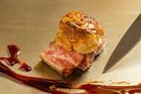 最高級の倉石牛の旨味とフォアグラのまろやかな味がオリジナルソースと絡み合い最高の味を演出