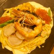 あまりにも贅沢な食材だけを使ったリングイネの贅沢パスタです。ウニ、ホタテ、天使のエビが乗ってます。