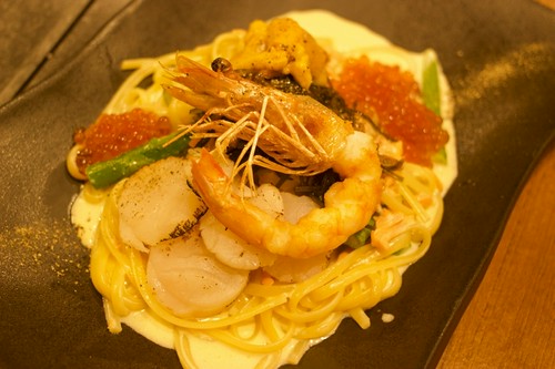 ウニ・イクラを乗せた炙りホタテの贅沢海宝クリームパスタ