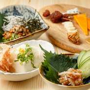 魚介は毎日店主自ら市場へ出向き、直接目で見て厳選。鶏は岩手の銘柄鶏「いわいどり」が使用されています。野菜は旬の厳選野菜。イタリアンとスパニッシュを融合させた創作和食へと仕立ててくれます。