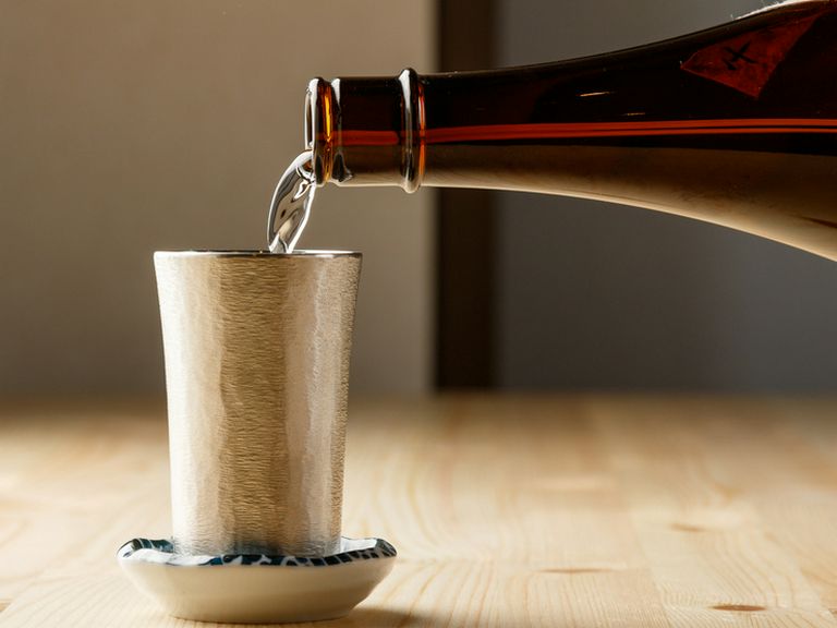 日本酒は常時30種類程度、1合と半合で提供。冷酒は錫のグラスで
