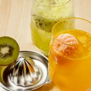 焼酎とフルーツを合わせたオリジナルサワーが人気。生絞りサワーやフルーツを凍らせてつくるサワーなど、こだわりのサワーが楽しめます。『玉露茶割り』もおすすめです。