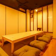 小上がりの座敷や個室があり、小グループでの飲み会から中規模の宴会まで、幅広く利用できます。こだわりのお酒と料理のマリアージュを、ゆったりと楽しみましょう。25名から貸切の相談もOKです。
