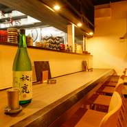 和モダンで落ち着いた店内は、料理とお酒をしっとりと味わえ、日本酒好きな大人のカップルのデートに最適。自然と距離が近くなるカウンター席に寄り添えば、会話もいつもより弾みます。