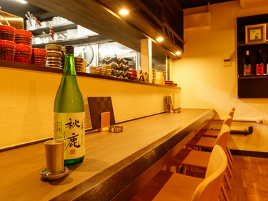 寄り添って座れるカウンターで、日本酒デート