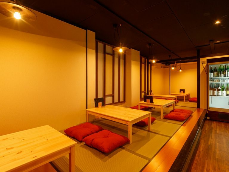 足をのばしてリラックスできる座敷で、和やかな会食を