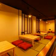 温かみを感じさせる店内には靴を脱いで寛げる座敷があり、足をのばしてのんびりと食事ができます。気の置けない友人達と、たわいない会話を交しながら、日頃の疲れをリフレッシュしませんか。