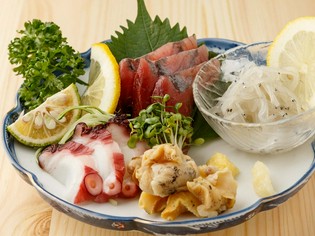 店主自ら市場へ出向き、厳選して仕入れる新鮮な魚介類