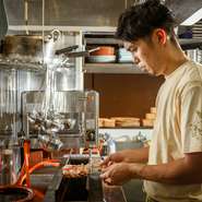 お客様とのコミュニケーションを大切に、ホッと寛げる空間を提供できるように心掛けているという菊地氏。あっと驚くような和の創作料理と温もりを感じさせる雰囲気で優しく迎えてくれます。