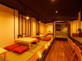 小上がりの座敷や個室があり、ゆったり飲める和の空間