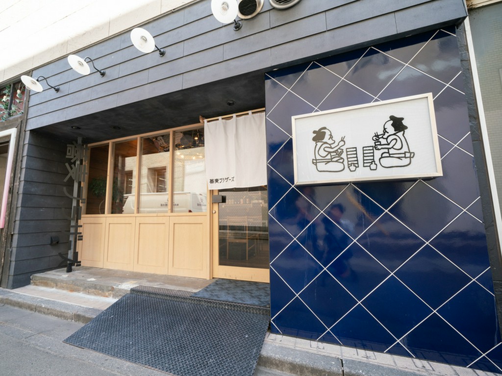 蕎麦をすするチョンマゲ姿の2人組が店の目印