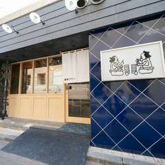 蕎麦をすするチョンマゲ姿の2人組が店の目印