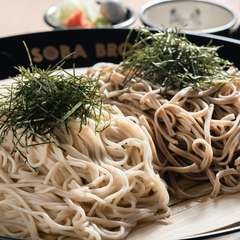 2種の蕎麦の違いを舌と喉で楽しめる『二色蕎麦』