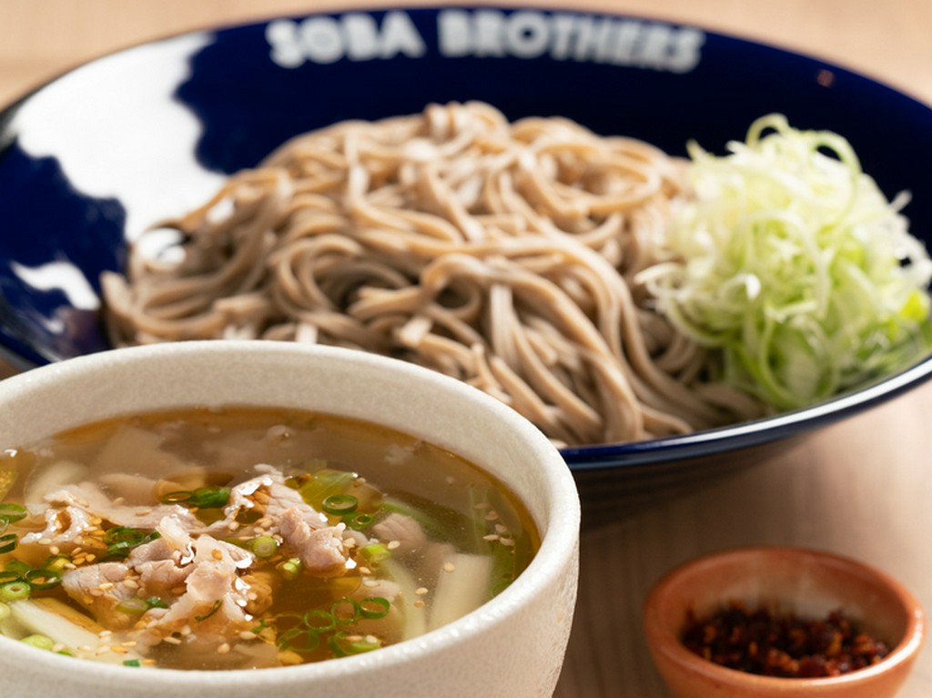 塩ベースの汁に豚肉スライスが入ってボリュームたっぷり『塩つけ蕎麦』