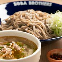 塩ベースの汁に豚肉スライスが入ってボリュームたっぷり『塩つけ蕎麦』