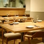 優雅に会話を弾ませながら、おしゃれな料理とワインを満喫。女性が気兼ねなく足を運べる、ナチュラルな居心地の良さが魅力的です。いつもの仲間や久しぶりの友人と足を運んでみませんか。