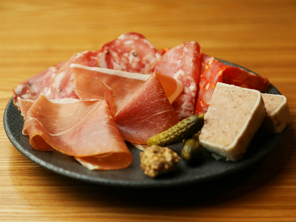 手軽なおつまみや前菜メニュー。二軒目にも心強い