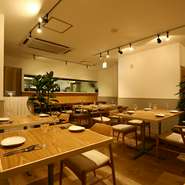 店内は全22席。友人との食事会だけでなく、貸し切り需要にも応えてくれます。隠れ家的な店内は、プライベートなパーティーにはもってこいです。