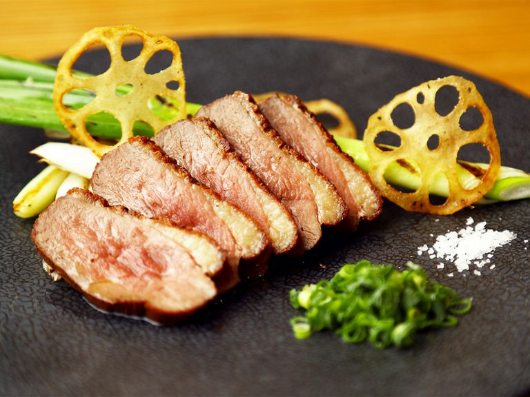 風味と香りのマリアージュ『鴨肉とねぎのロースト トリュフ醤油ソース』