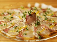鮮度抜群な白身魚をカルパッチョに。アクセントを添えるのはブロッコリースプラウトと柑橘の爽やかな香り。旬の味覚をテーマにしたメニューとなっています。