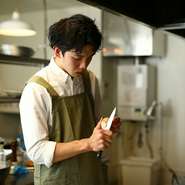 料理人が大切にしているのは「一番食べてほしい瞬間」を、ゲストに提供すること。温かい料理はゲストにとってもベストなタイミングでテーブルに届けられるよう、料理をつくるペースも計算しているとのこと。