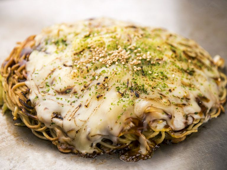 広島名物、カープソースととろ〜りチーズがマジでうまい!『濃厚炙りチーズ焼き』