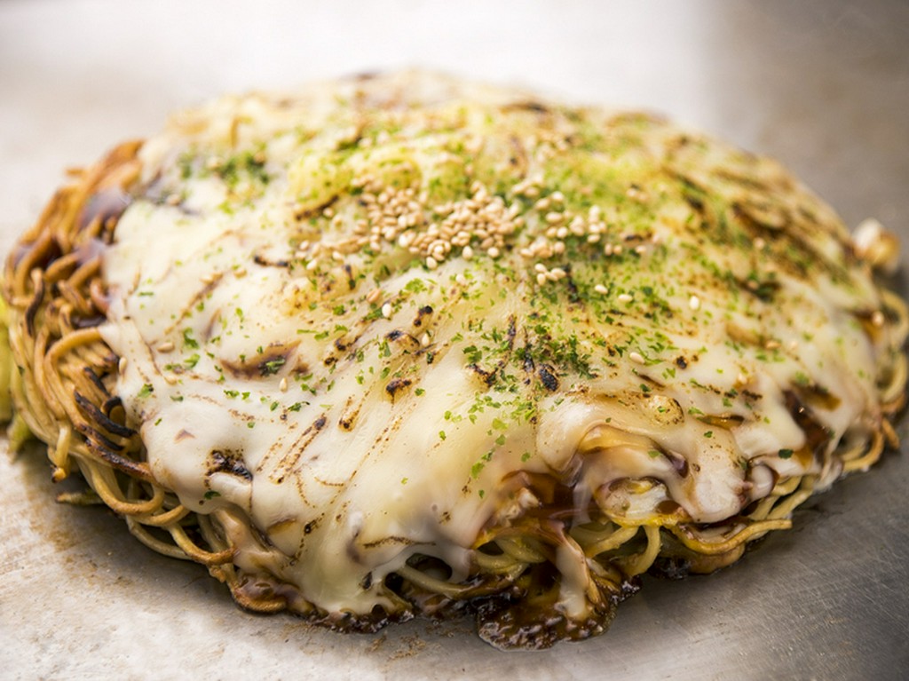 広島名物、カープソースととろ～りチーズがマジでうまい！『濃厚炙りチーズ焼き』