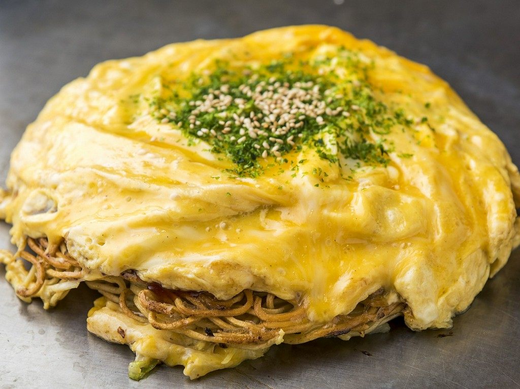 ソースと麺、玉子が絡みあい、口の中でまろやかにとろける『とろとろ半熟焼き』