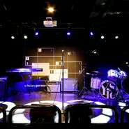 広びろとしたステージに音響設備やプロジェクターも充実の【Yise】は、イベントにはもってこい。飲み放題やビュッフェスタイルのコースなど、結婚式二次会のパーティーも対応可能です。