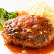 イチから手づくりした、オリジナル煮込みハンバーグ。酸味あるトマトベースのソースにたっぷりの肉汁が見事にマッチしています。