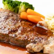 国産牛のロース肉は食べ応え満点。ソースはバルサミコソースと日替わりでおすすめを用意。お肉の美味しさを存分に堪能あれ。