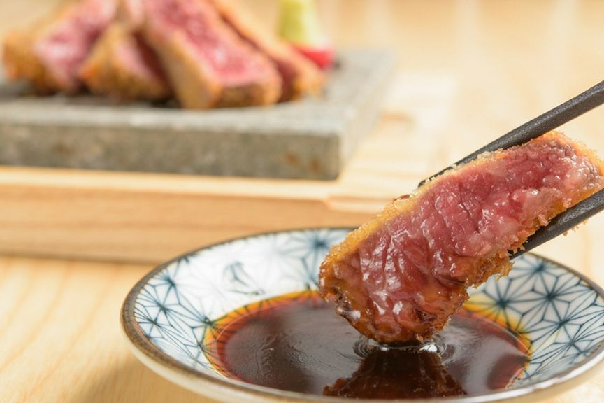 こだわりの厳選黒毛和牛を贅沢に味わう『名物　牛とろかつ』