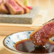 レアでしっとり揚げた柔らかなカツを、石焼きで好みの具合に焼き上げ、生わさびと自家製ソースでさっぱりといただきます。肉の天ぷらとはまた異なる、割烹料理としての味わいに出合えます。