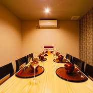 4～6名までの完全個室が4室を用意。接待や会食、商談の席など、周囲を気にせず話ができます。取引先との食事以外にも、プロジェクトの成功を祝う会や親しい仲間との食事会にも最適です。