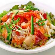 海老やイクラをはじめ、海の幸がたっぷりつまった贅沢なサラダです！