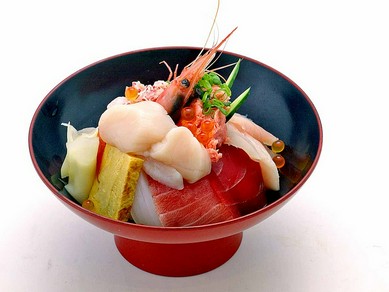 新鮮な北海道産の魚介を贅沢に盛り付けた『海鮮丼スペシャル（ランチメニュー）』