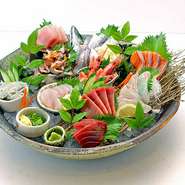 1人前～4人前まで人数に合わせて盛り合わせいたします。ネタは全て市場から仕入れた新鮮な魚介類新鮮ばかり。まさしく贅沢の極みです。